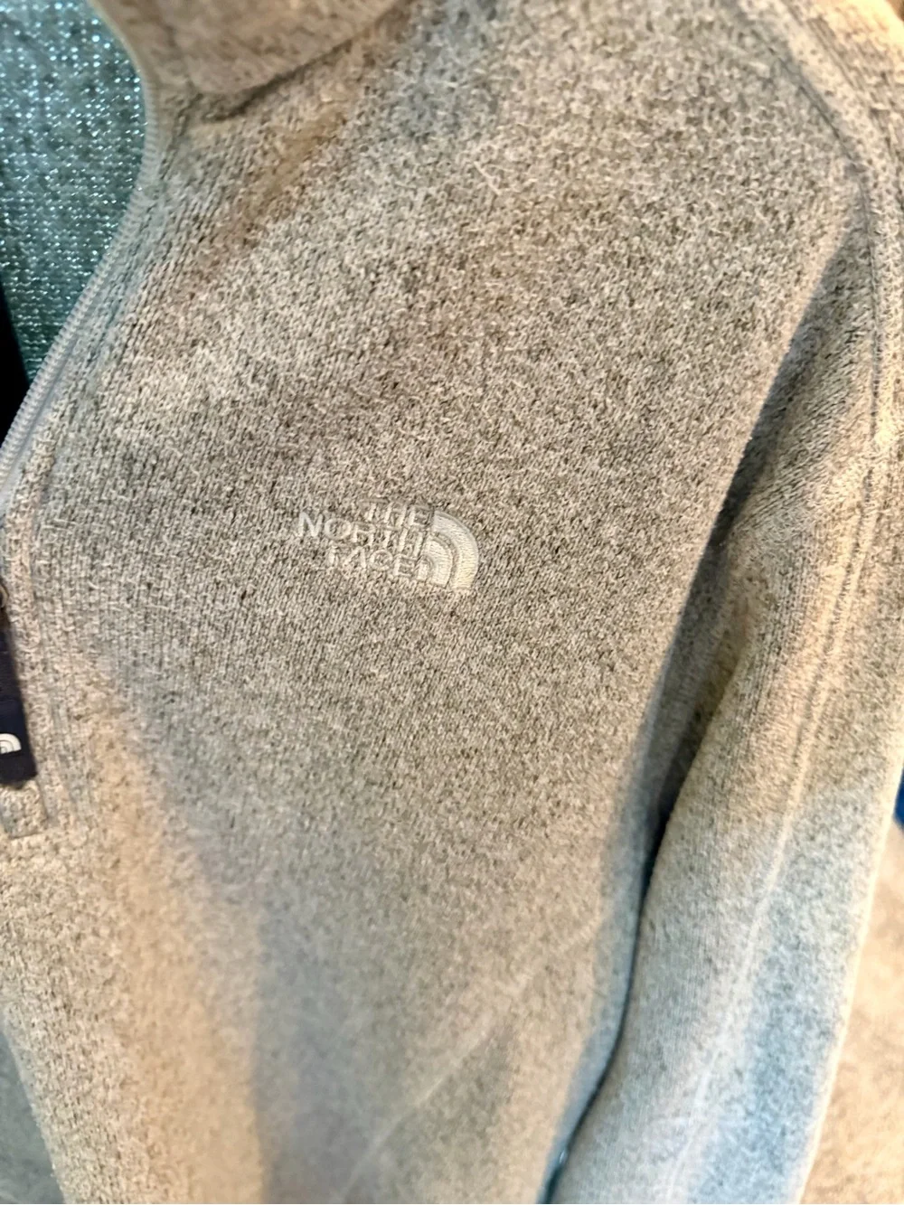The North Face Men’s Light Gray Quarter-Zip Fleece Pullover